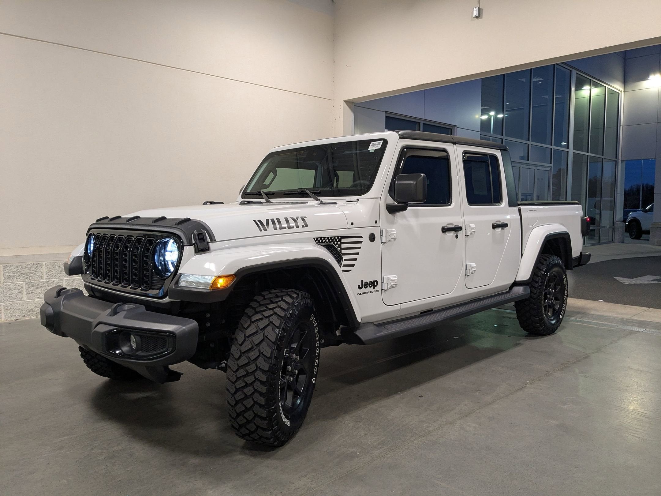 2024 Jeep Gladiator Willys photo 3