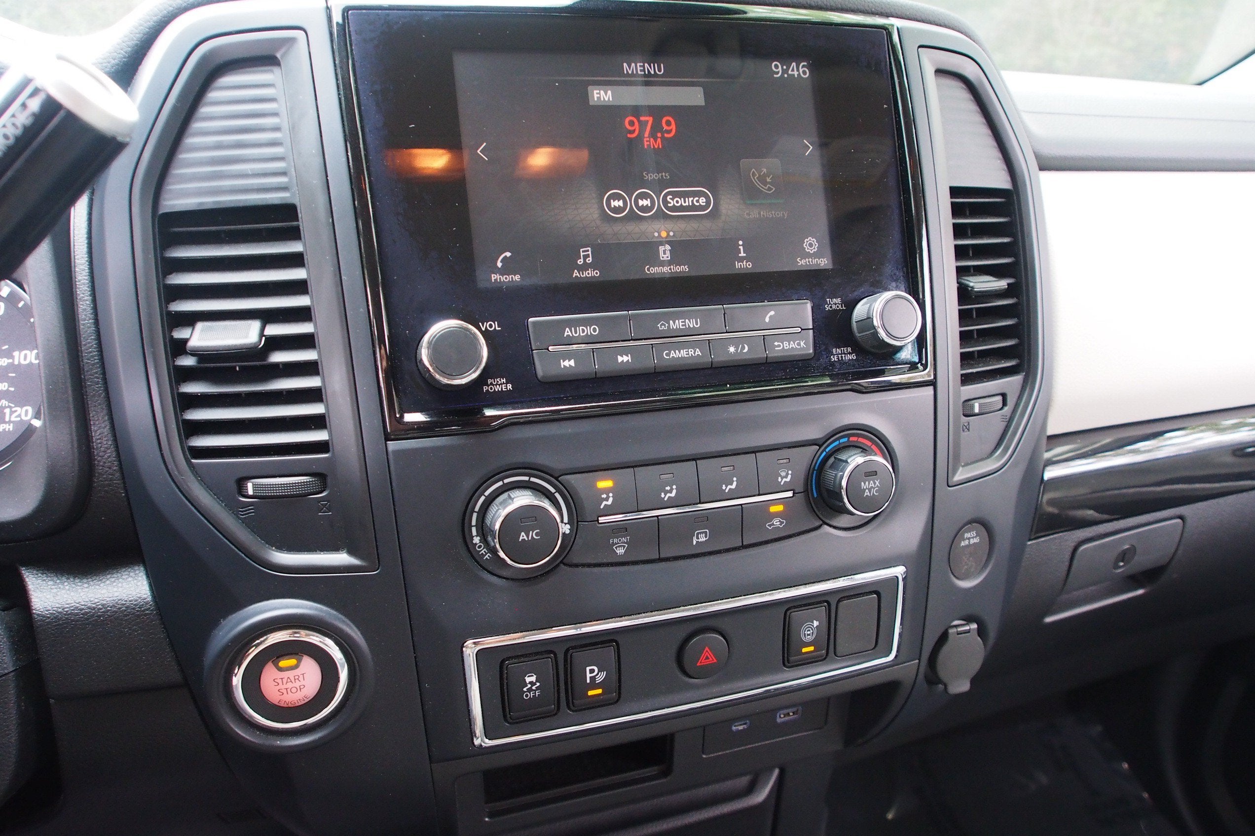 2022 Nissan Titan SV