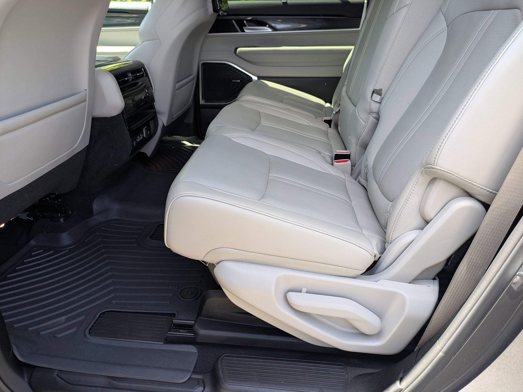 2023 Jeep Wagoneer Base