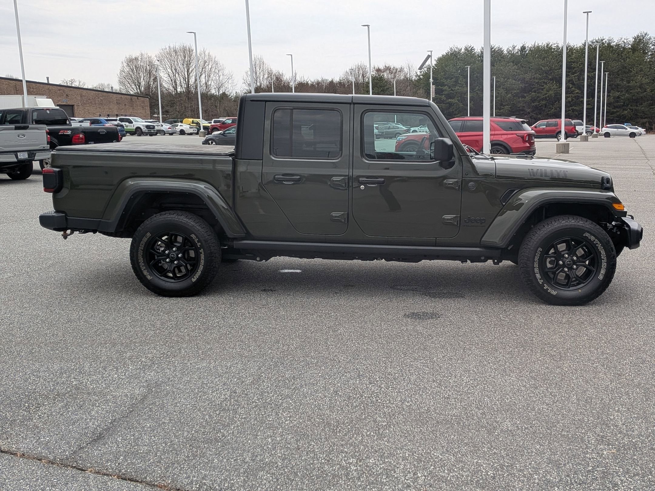 2024 Jeep Gladiator Willys photo 2
