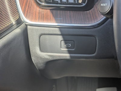 2023 Volvo XC60 Ultimate Bright Theme