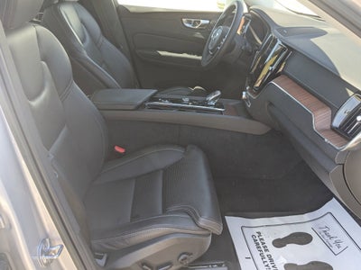 2023 Volvo XC60 Ultimate Bright Theme