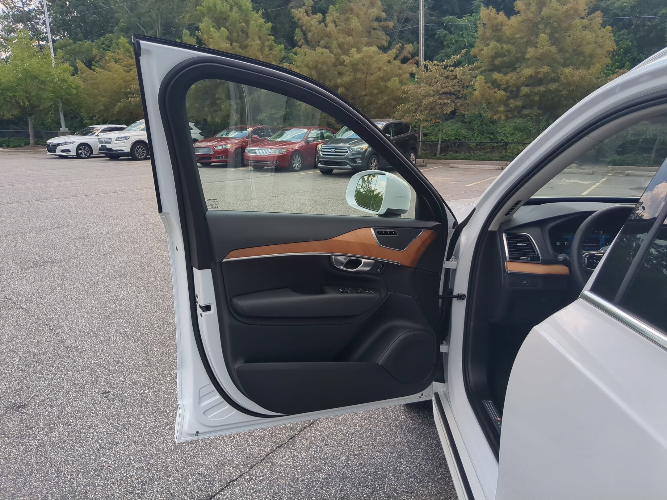 2024 Volvo XC90 Plus Bright Theme