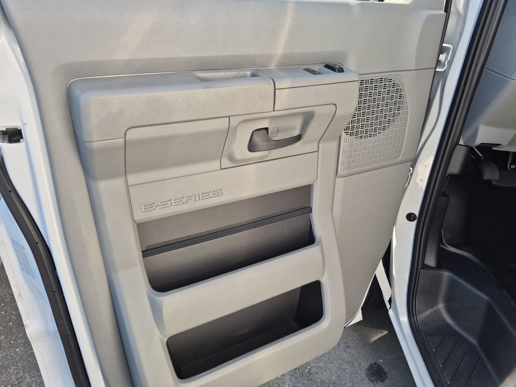 2025 Ford E-Series Cutaway Base