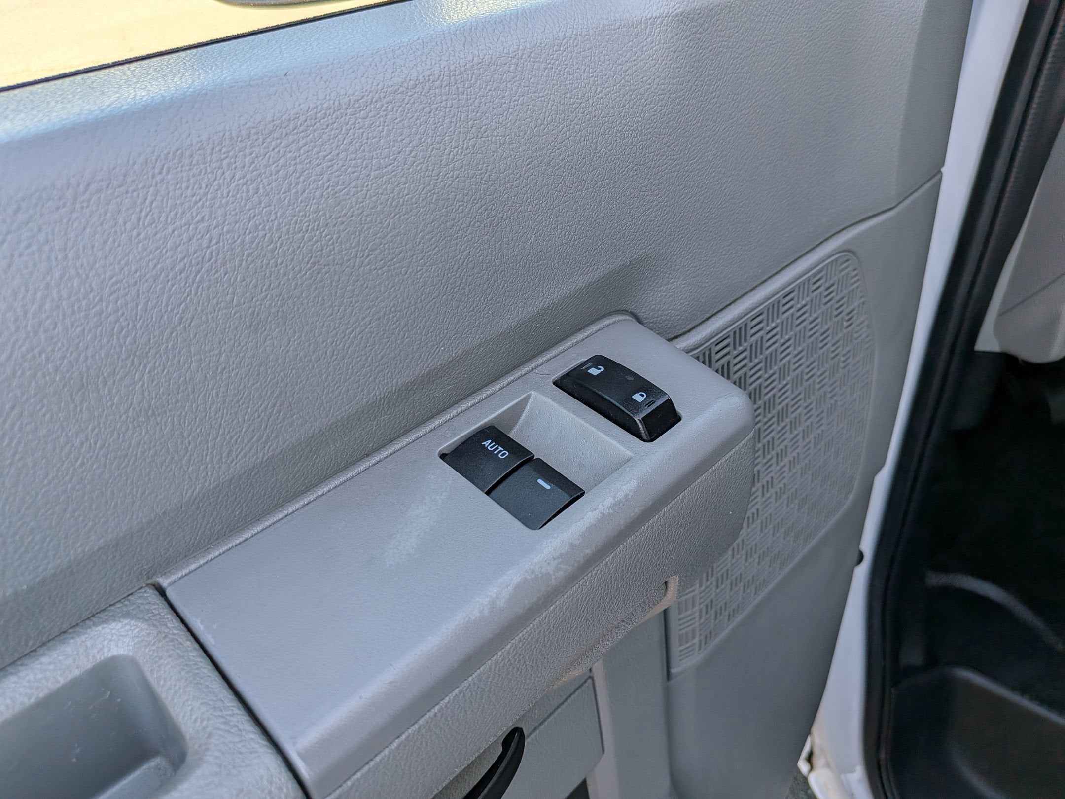 2024 Ford E-Series Cutaway Base