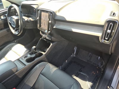 2025 Volvo XC40 Core Bright Theme