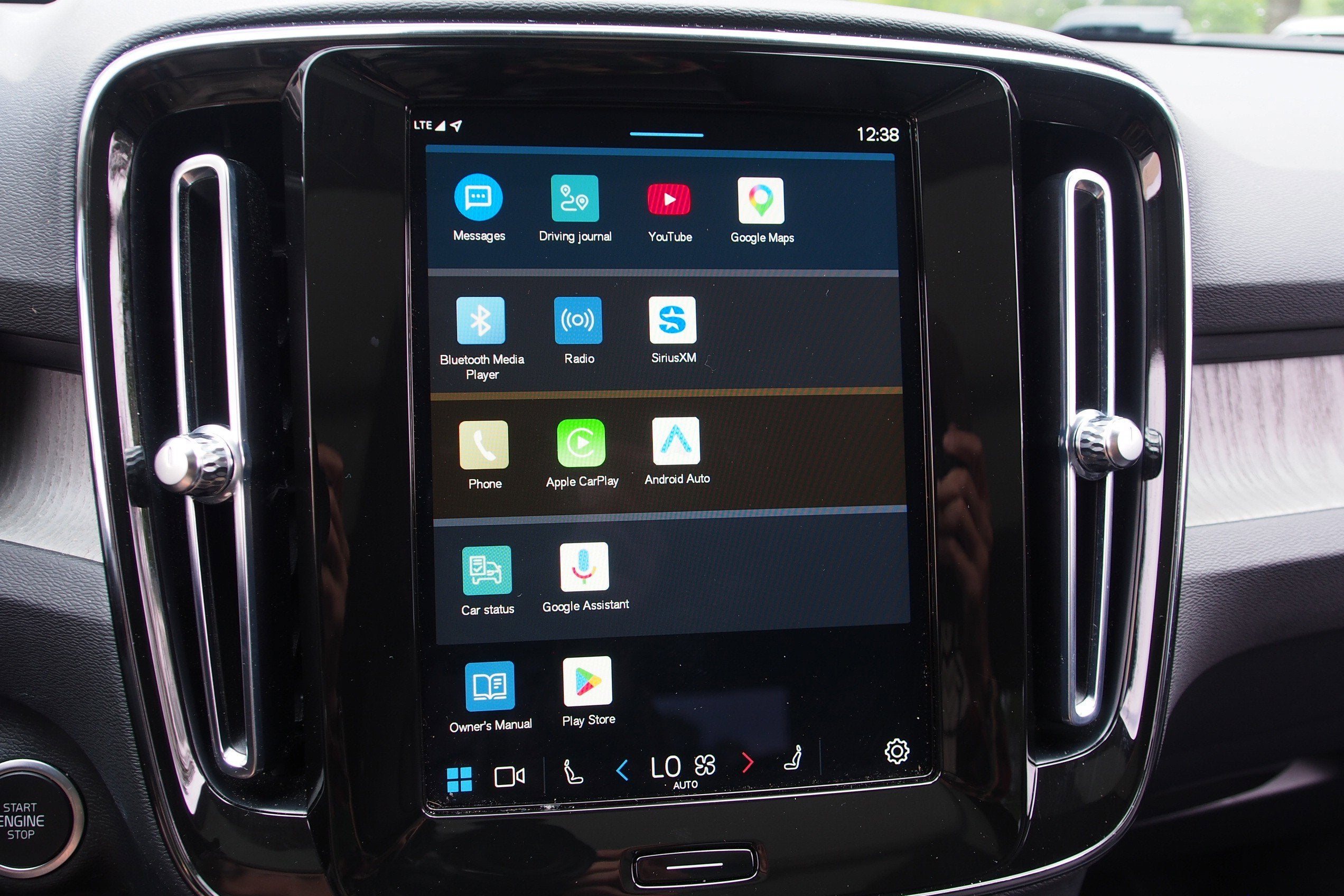 2023 Volvo XC40 Plus Dark Theme