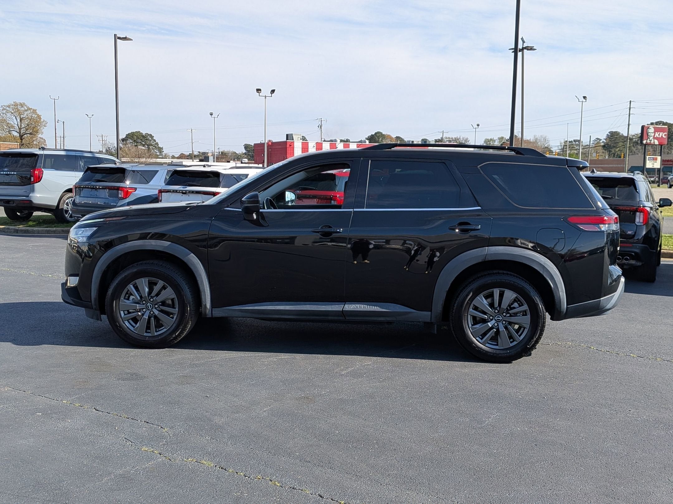 2022 Nissan Pathfinder SV